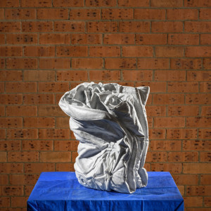 Alex Seton, Folded Zodiac 01, 2015, Marbre de Carrare, bâche, corde, valve de gonflage en PVC, 56 x 42 x 35 cm