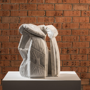 Alex Seton, Life Vest (Emergency), 2014, Marbre blanc de Carrare, 50 x 32 x 25 cm