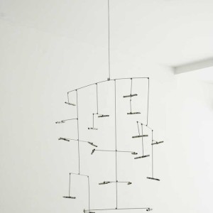 Simon Nicaise, Mobile, 2012, Tiges de métal, aimants et un paquet de gauloises, 70 x 40 x 50 cm