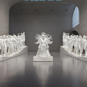 Xu Zhen, Madein company – European Thousand-armes classical sculpture, 2014, Fibre de verre renforcée de béton, marbre, métal, 304 x 1470 x 473 cm