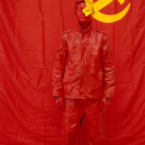 Liu Bolin, Hiding in the city – In Front Of The Chinese Flag, 2006, Impression pigmentaire, 160 x 100 cm