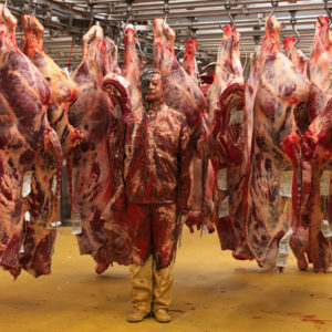 Liu Bolin, Hiding in the city Paris – Meat Factory, 2013, Impression pigmentaire, 135 x 180 cm