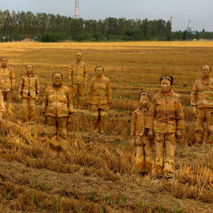 Liu Bolin, Target – Cancer Village, 2013, Impression pigmentaire, 100 x 300 cm