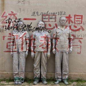 Liu Bolin, Hiding in the city – A Family with Unified Thought, 2011, Impression pigmentaire, 100 x 150 cm