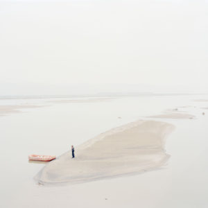 Zhang Kechun, The Yellow River No.05 – A man standing on an island in the middle of the river, Shaanxi, 2015, Impression jet d’encre, 115 x 147 cm