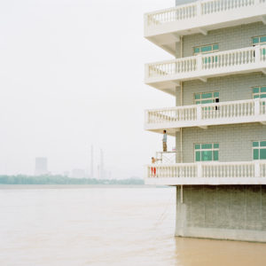 Zhang Kechun, The Yellow River No.06 – Two men painting a house in the river, Shaanxi, 2015, Impression jet d’encre, 115 x 147 cm