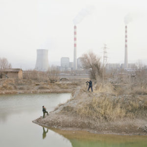 Zhang Kechun, The Yellow River No.10 – Two men taking photos by the river, Gansu, 2010, Impression jet d’encre, 115 x 147 cm