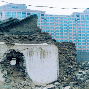 Zhang Dali, Demolition, Ciqikou Beijing, 1999, Impression chromogène en couleur, 100 x 150 cm