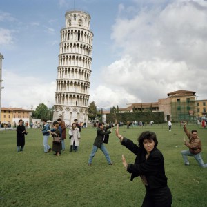 Martin Parr, Small World – The Leaning, Italie, Pisa, 1990, Impression pigmentaire, 103 x 128 cm