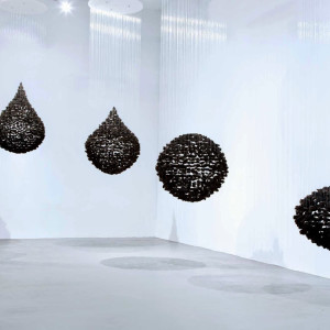 Seon-Ghi Bahk, An Aggregate Drop, 2009, Charbon et fils de nylon, 250 x 100 x 10 cm