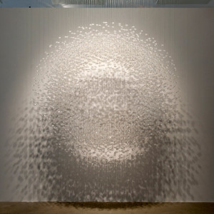 Seon-Ghi Bahk, An Aggregation, 2013, Perles d’acrylique et fils de nylon, 150 x 35 x 230 cm, Collection privée