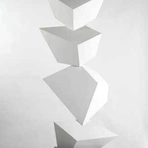 Seon-Ghi Bahk, Play of Point of View, 2011, Coloration sur acier, pierre, 300 x 85 x 40 cm