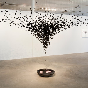 Seon-Ghi Bahk, An Aggregation, 2013, Charbon et fils de nylon, 300 x 100 x 40 cm