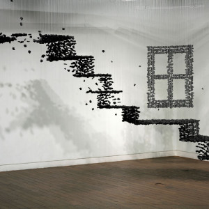 Seon-Ghi Bahk, Panorama, 2007, Charbon et fils de nylon, Dimensions variables