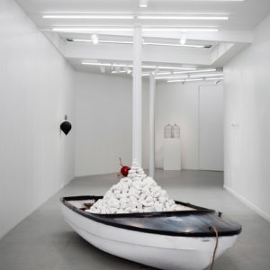 MyeongBeom Kim, Wish Boat, 2017, Galets et bateau, Vue de l’exposition Amphibology à Galerie Paris-Beijing