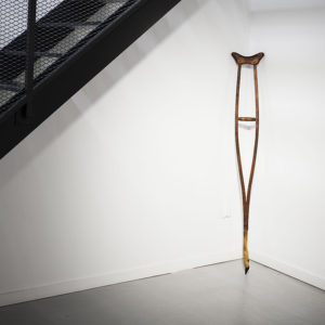 Myeongbeom Kim, Crutch, 2009, Bois, pied de cerf naturalisé, 23 x 5 x 155 cm
