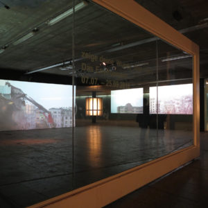 Gozde Ilkin, vue de l’installation video Stained Estate I – III, exposition Das environment, 2016, Maximilians Forum, Munich, Germany