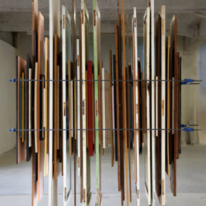 Claude Cattelain, Dig-Up, 2017, Planches de bois, 4 serre-joints, 220 x 95 x 200 cm