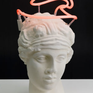 Volkan Aslan, Dear Ugly Future, 2010 – 2019, Buste Sappho en plâtre et tubes néon, 55 x 27 cm