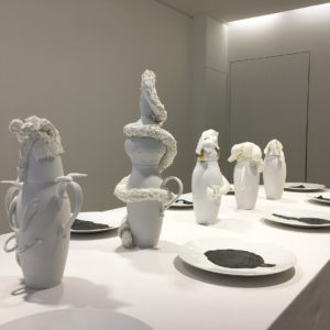 Zhuo Qi, Série: Le service de table chaleureux, 2015, Porcelaine, Dimensions variables