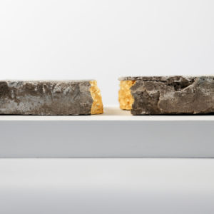 Qi Zhuo, Bric, 2018, Brique de dynastie Song, feuille d’or 22 carat, 31 x 23 x 9 cm