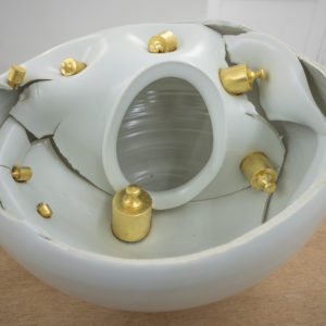 Zhuo Qi, Jarstice, 2018, Porcelain, Steelyard weight, Gold leaf