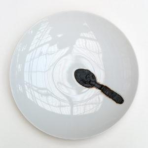 Zhuo Qi, Le service de table chaleureux, 2015, Porcelaine, 31 ⌀ cm x 4 cm
