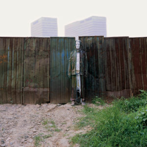 Liu Bolin, Hiding in the city – Provisional Wall, 2008, Impression pigmentaire, 118 x 150 cm