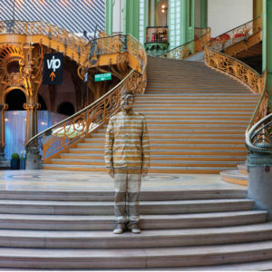 Liu Bolin, Hiding in Paris – Art Paris Performance, 2011, Impression pigmentaire, 118 x 150 cm