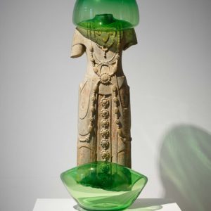 Qi Zhuo, Bubble-Game, 2020, Sculpture en pierre et verre soufflé, 87 x 33 x 27 cm