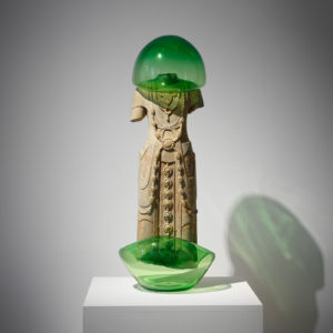 Qi Zhuo, Bubble-Game #3, 2020, sculpture en pierre et verre soufflé, 87 x 33 x 27 cm