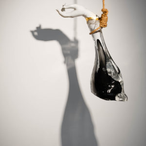 Qi Zhuo – Sharing Mercy, 2022 Porcelaine, verre, résine, feuilles d’or 22 carats. 50 x 17 x 18 cm