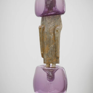 Qi Zhuo – Bubble-Game #35, 2022. Sculpture en pierre et verre soufflé, 90 x 27 x 25 cm