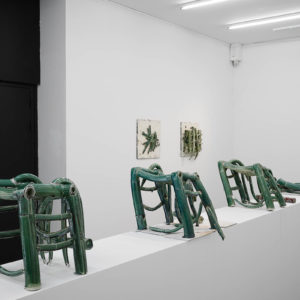 Zhuo Qi – Dance of chairs, 2018-2022. Porcelaine, variable dimensions