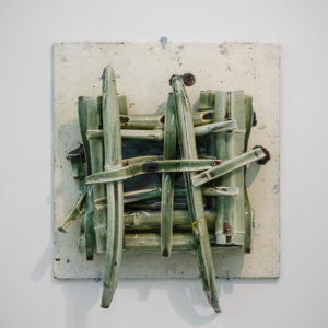 Qi Zhuo – Dance of chairs, 2018-2022. Porcelaine, 48 x 48 x 18 cm