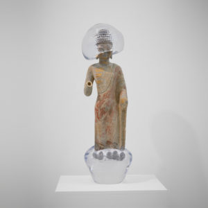 Qi Zhuo, Bubble-Game #37, 2022, sculpture en pierre et verre soufflé, 82 x 26 x 24 cm