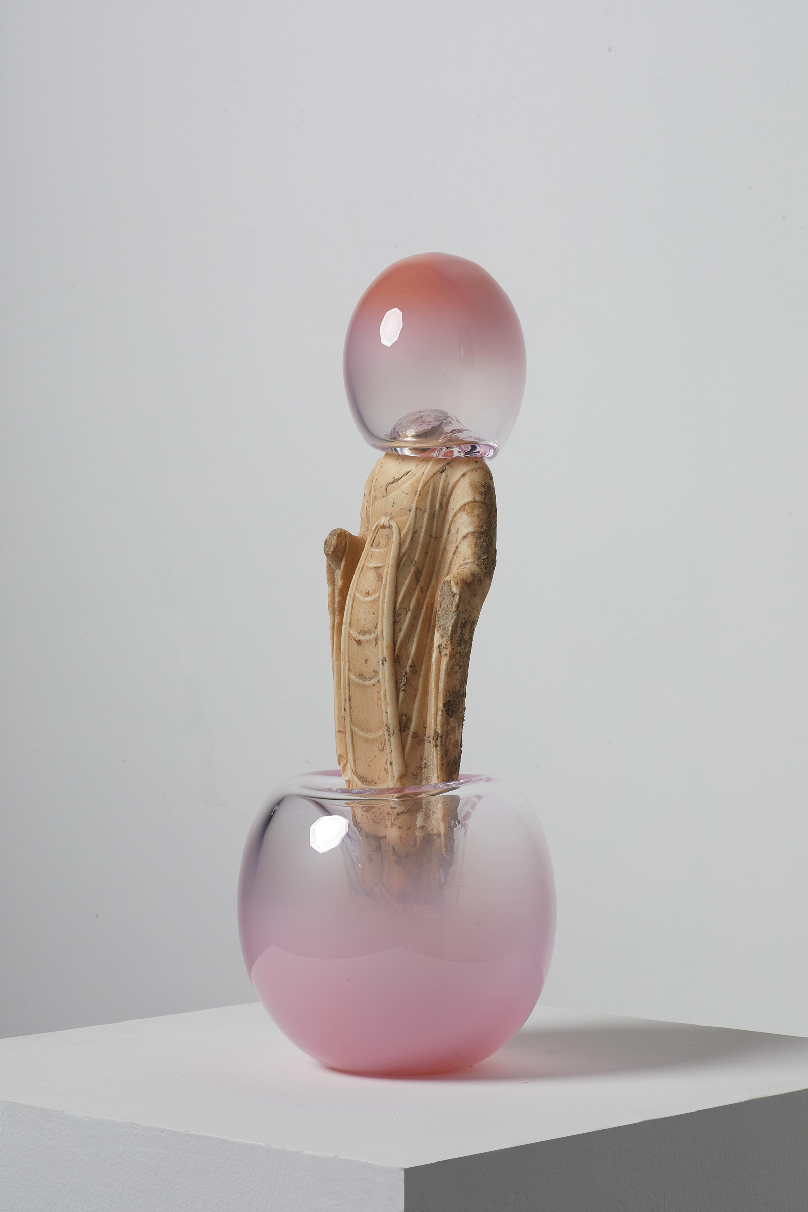 Zhuo Qi Bubble-Game #40 2022 Sculpture en pierre et verre soufflé 40.5 x 15.7 x 16 cm Galerie Paris Beijing Galerie PARIS-B