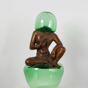 Qi Zhuo, Bubble-Game #43, 2022, sculpture en pierre et verre soufflé, 82.5 x 41 x 40 cm