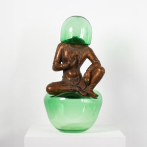 Qi Zhuo, Bubble-Game #43, 2022, sculpture en pierre et verre soufflé, 82.5 x 41 x 40 cm
