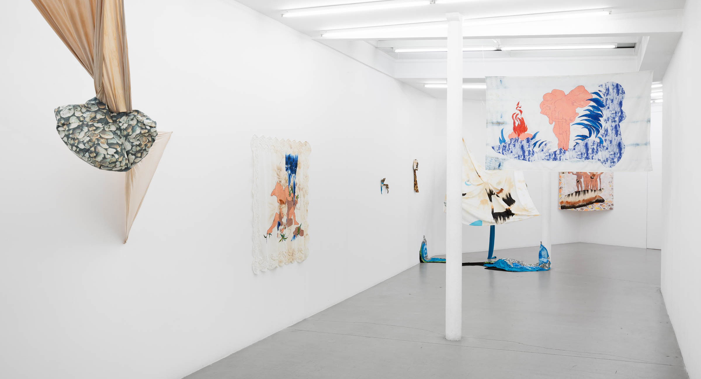 Slide-web-Gözde-İlkin-Invisible-bonds,-companion-roots,-curated-by-Joana-P.R.-Neves,-exhibition-vew-Photo-Théo-Baulig-Courtesy-PARIS-B-