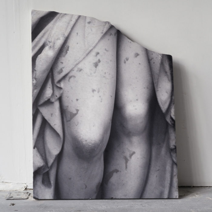 Vignette-exposition-Dune-Varela-les-genoux-vue-atelier-Les-genoux-Impression-sur-marbre-40-x52.8-cm-2022,-Courtesy-PARIS-B