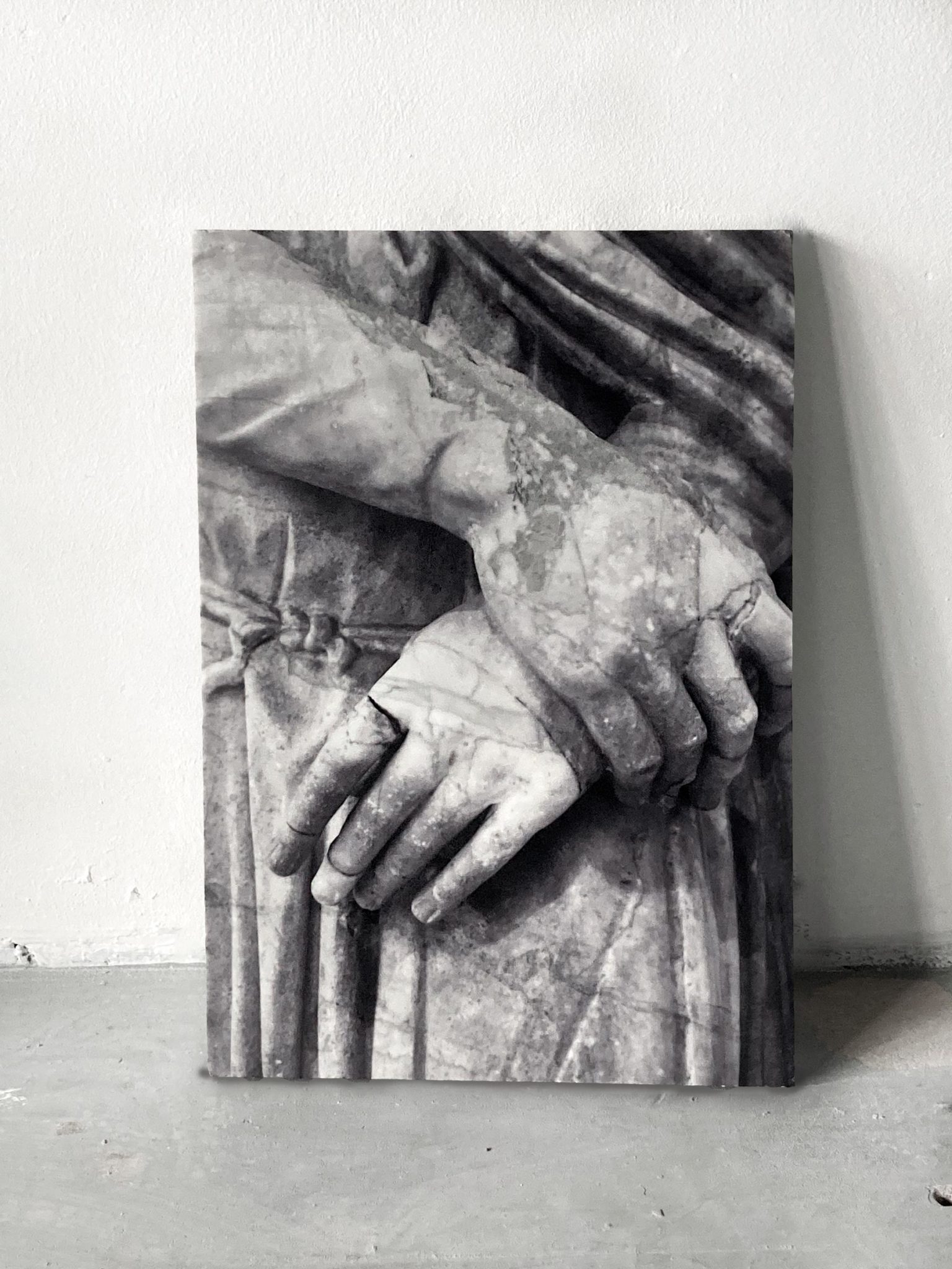 Dune Varela, Mains croisées, 2023, Impression sur marbre, 29 x 42.5 cm