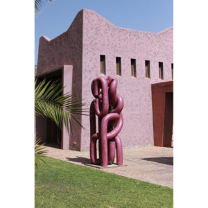 Bence Magyarlaki, série BODY SCHEMA – (Non)Violent Protectors, 2022. Jesmonite, fibre de verre, pigment, polyuréthane, métal, 280 x 120 x 120 cm. Montresso Art Foundation, Marrakech