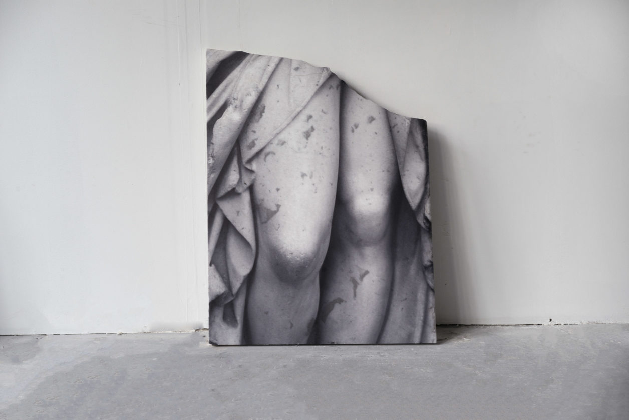 Dune-Varela-les-genoux-vue-atelier-Les-genoux-Impression-sur-marbre-40-x52.8-cm-2022,-Courtesy-PARIS-B
