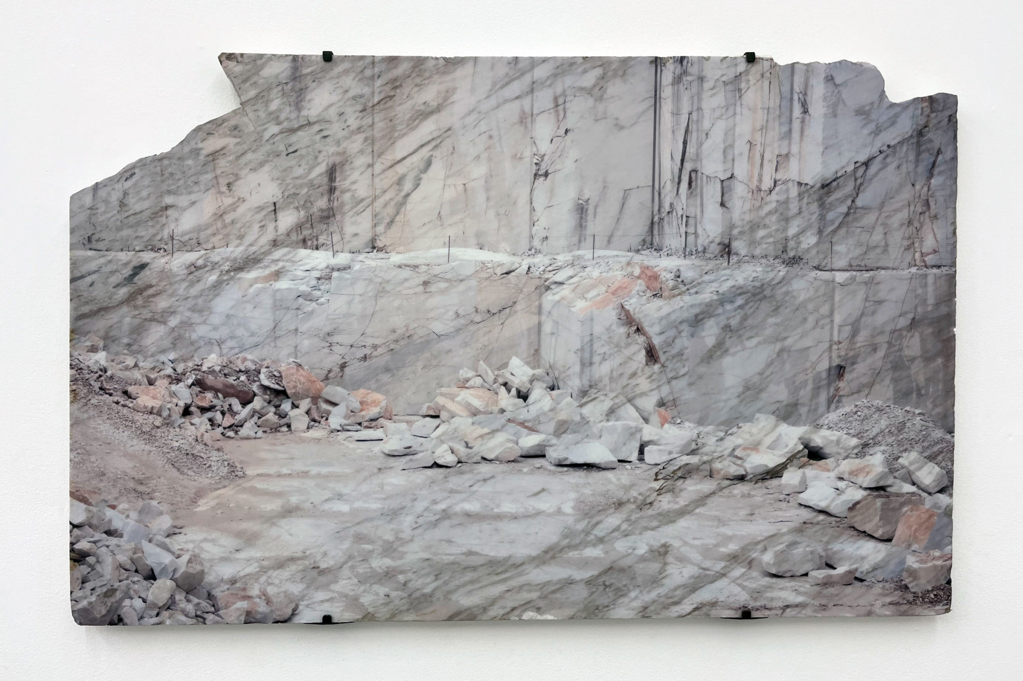 Dune Varela, La Carrière, 2023, Impression sur marbre, 103 x 66 cm