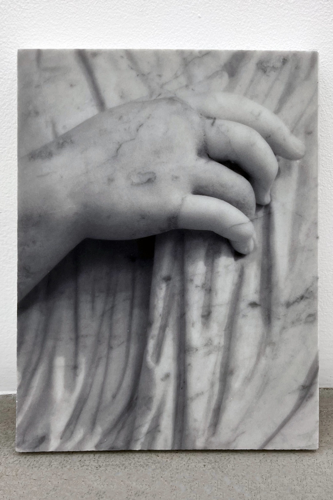 Dune Varela, La main - enfant, 2023, Impression sur marbre, 24 x 19 cm