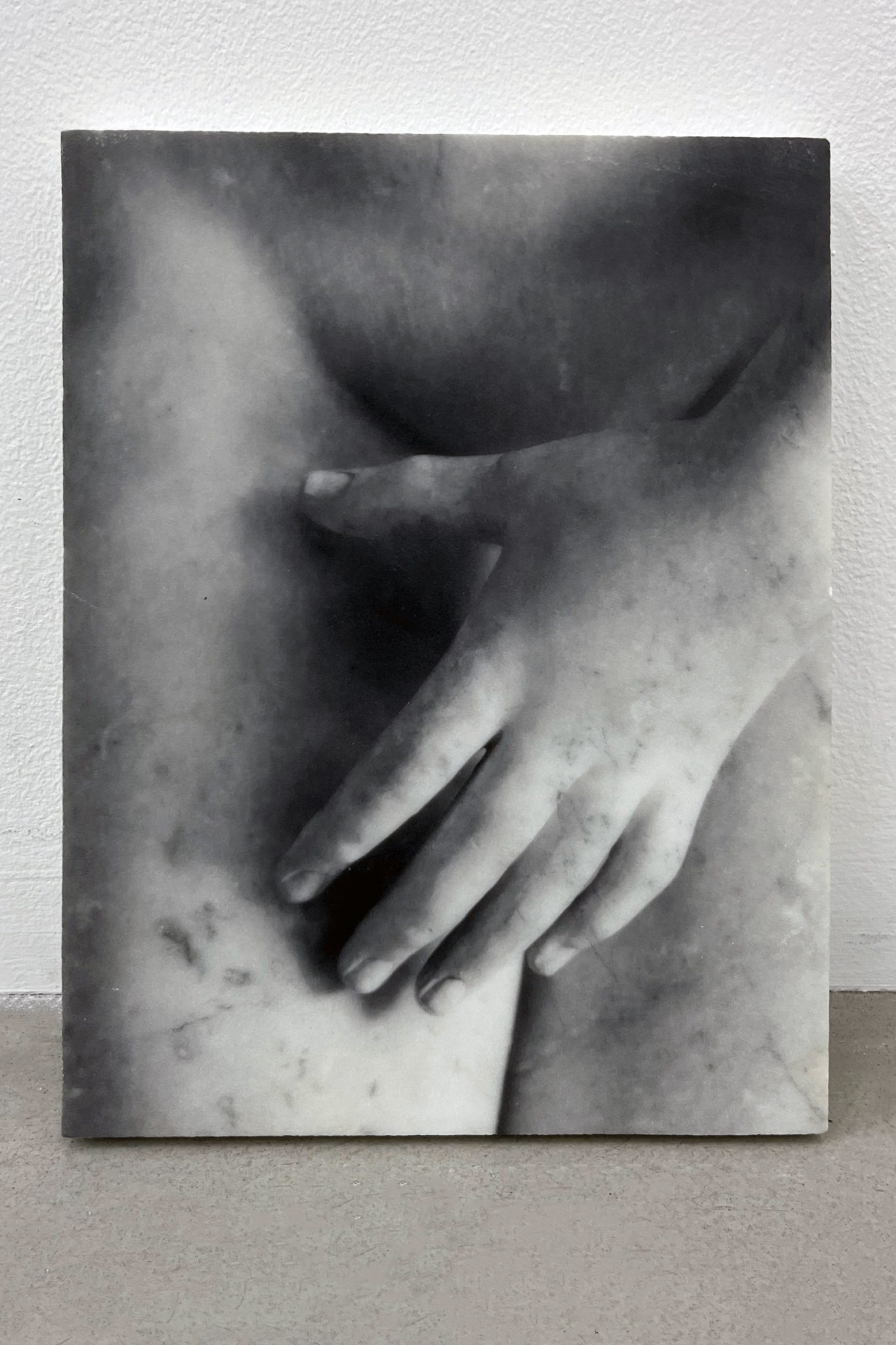Dune Varela, La Main pudique, 2023, Impression sur marbre, 23.4 x 17.4 cm