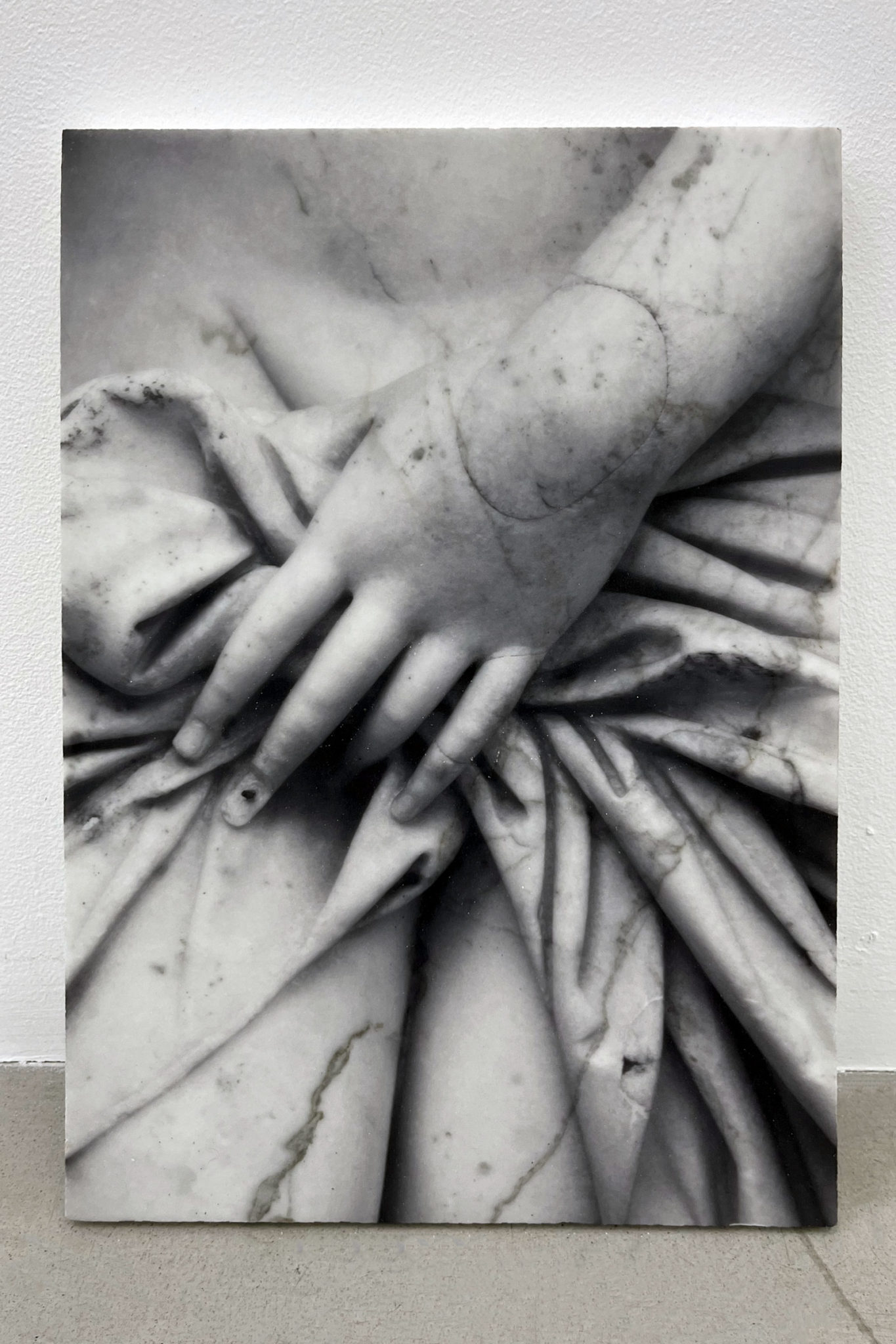 Dune Varela, La main soulève, 2023, Impression sur marbre, 35.5 x 24.5 cm