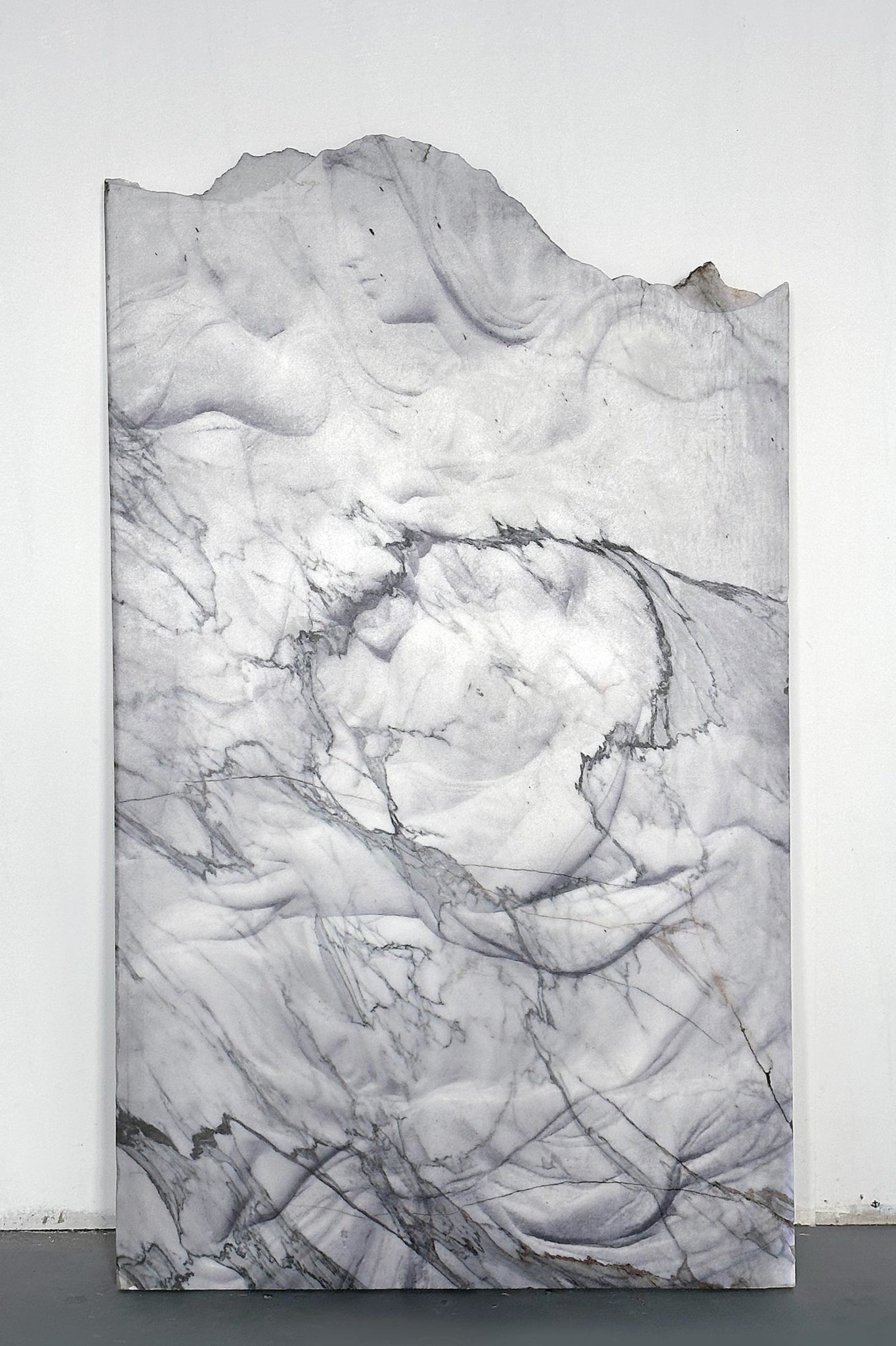 Dune Varela, La vierge et l'enfant, 2023, Impression sur marbre, 71 x 50.2 cm