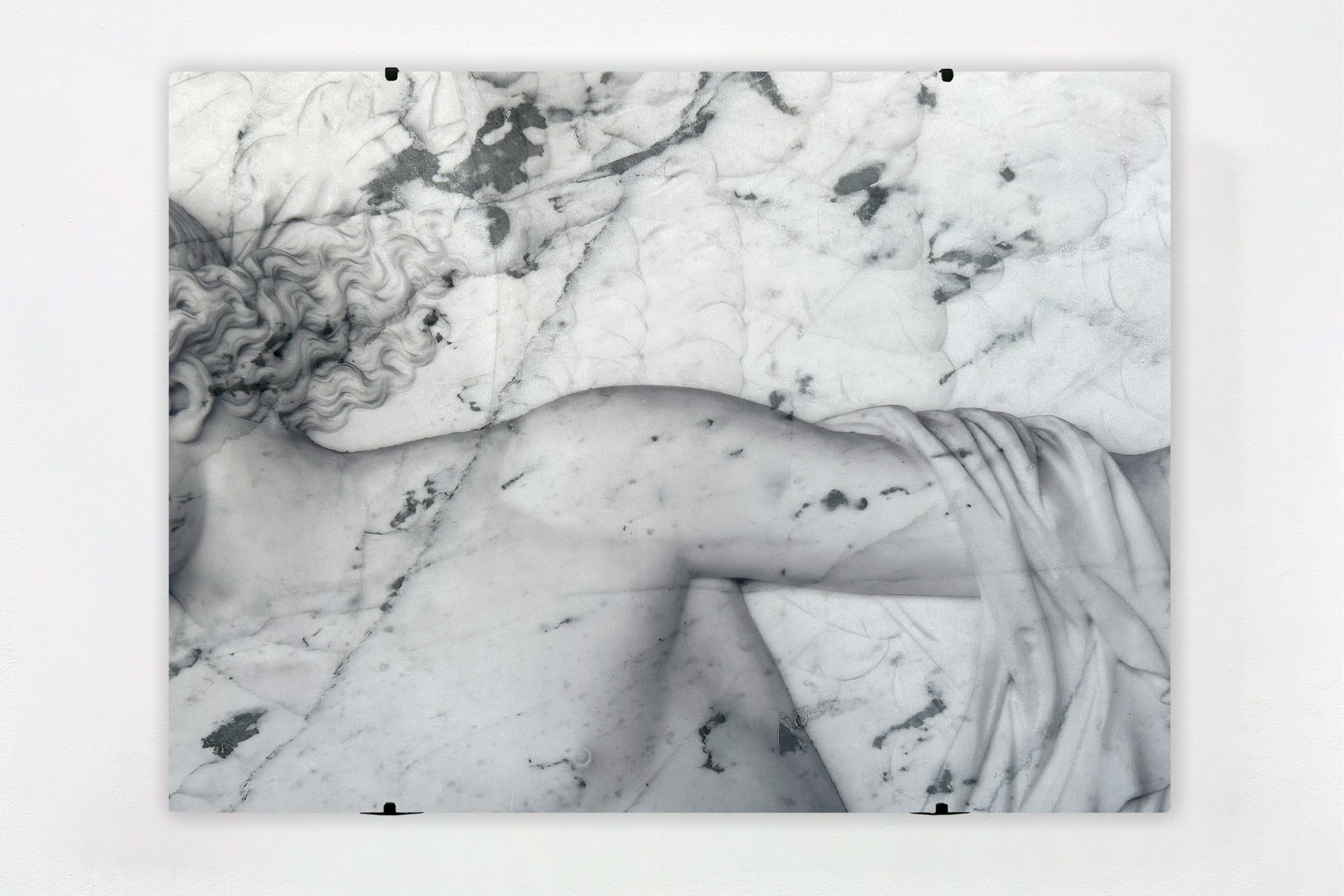 Dune Varela, L'ange, 2023, Impression sur marbre, 38 x 71 cm